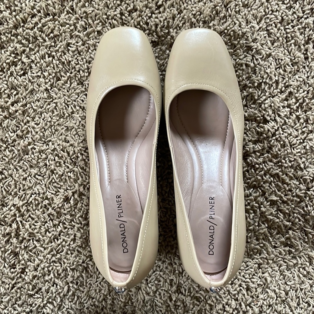 NWOB Donald Pliner Corin mid-heel pump 8.5m